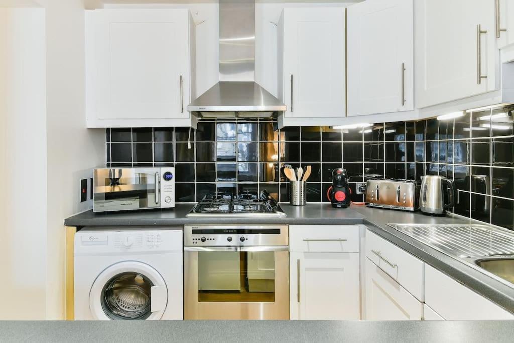 Knightsbridge Stylish Two Bedroom Apartment 런던 외부 사진