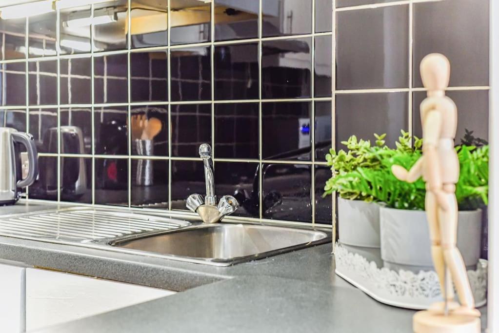 Knightsbridge Stylish Two Bedroom Apartment 런던 외부 사진